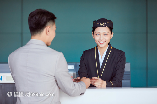 云端记忆的守护者 托运台旁的空姐与乘客摄影摄像服务