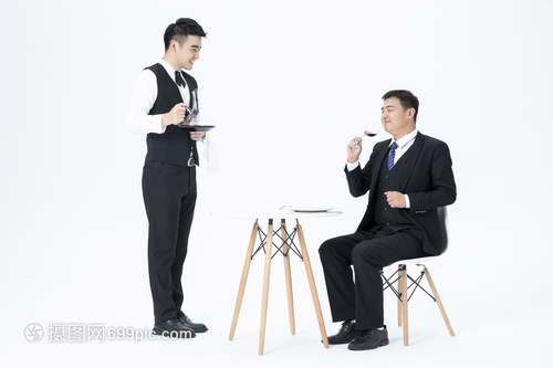 光影交融的艺术 浅谈服务员品酒服务与专业摄影摄像的融合魅力